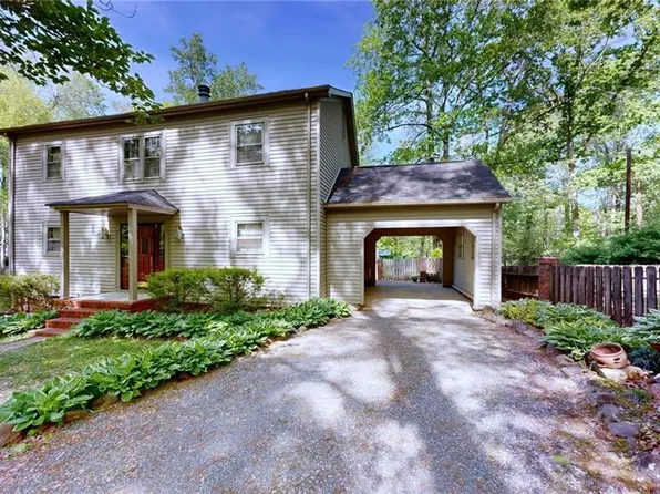 1408 Buxton Rd, Greensboro, NC 27406