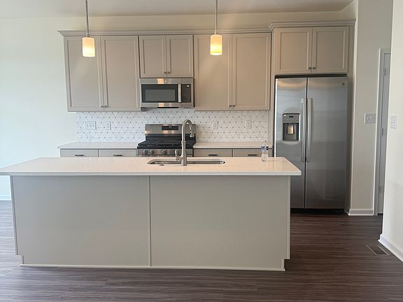 4th image of 102 Vienna Blvd