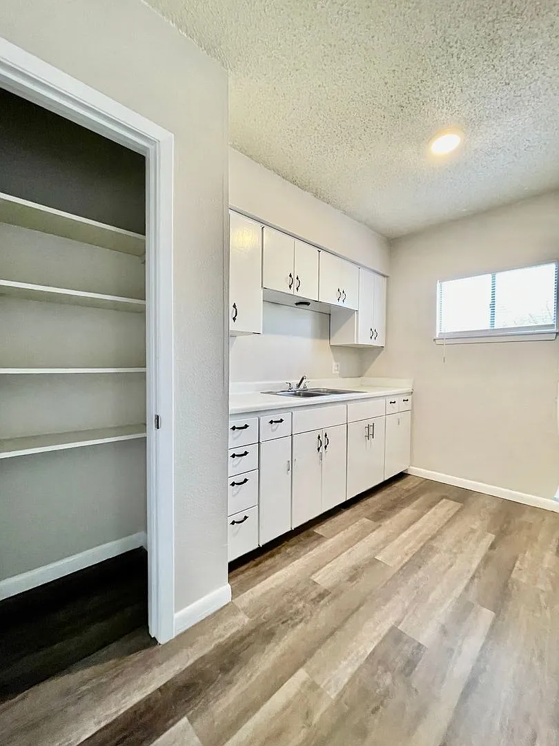126 Scott St — Photo 3
