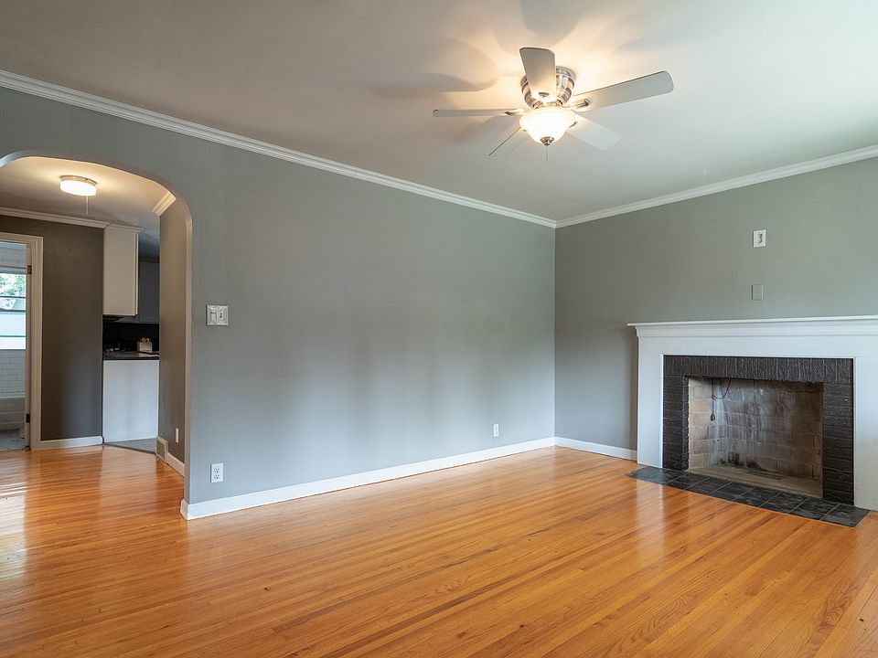 Living Room with fireplace (non-working)