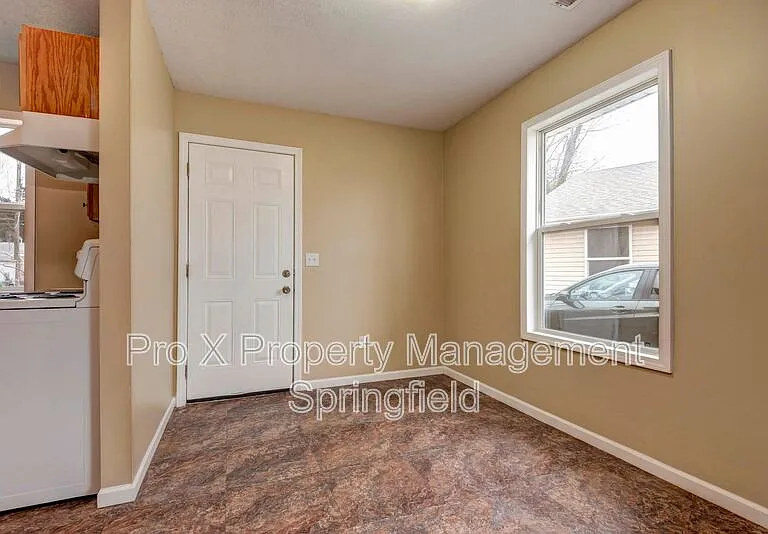 652 N Belview Ave #B — Photo 3