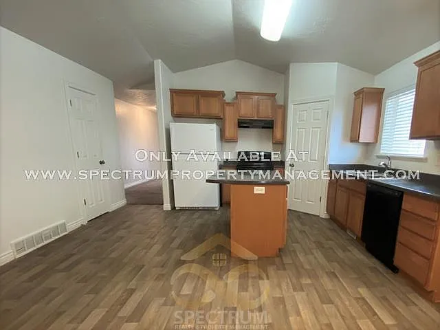 3 bed, 2928 sqft, $2,395 — Photo 4