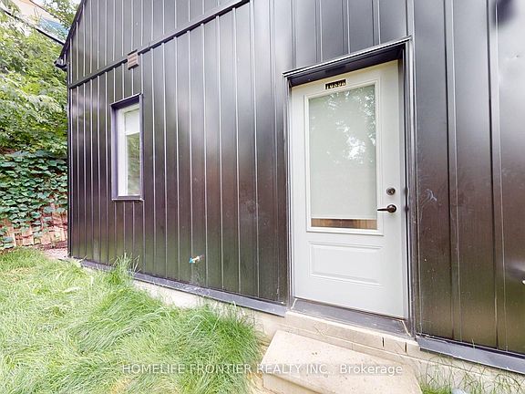 3rd image of 1089 Glencairn Ave #R