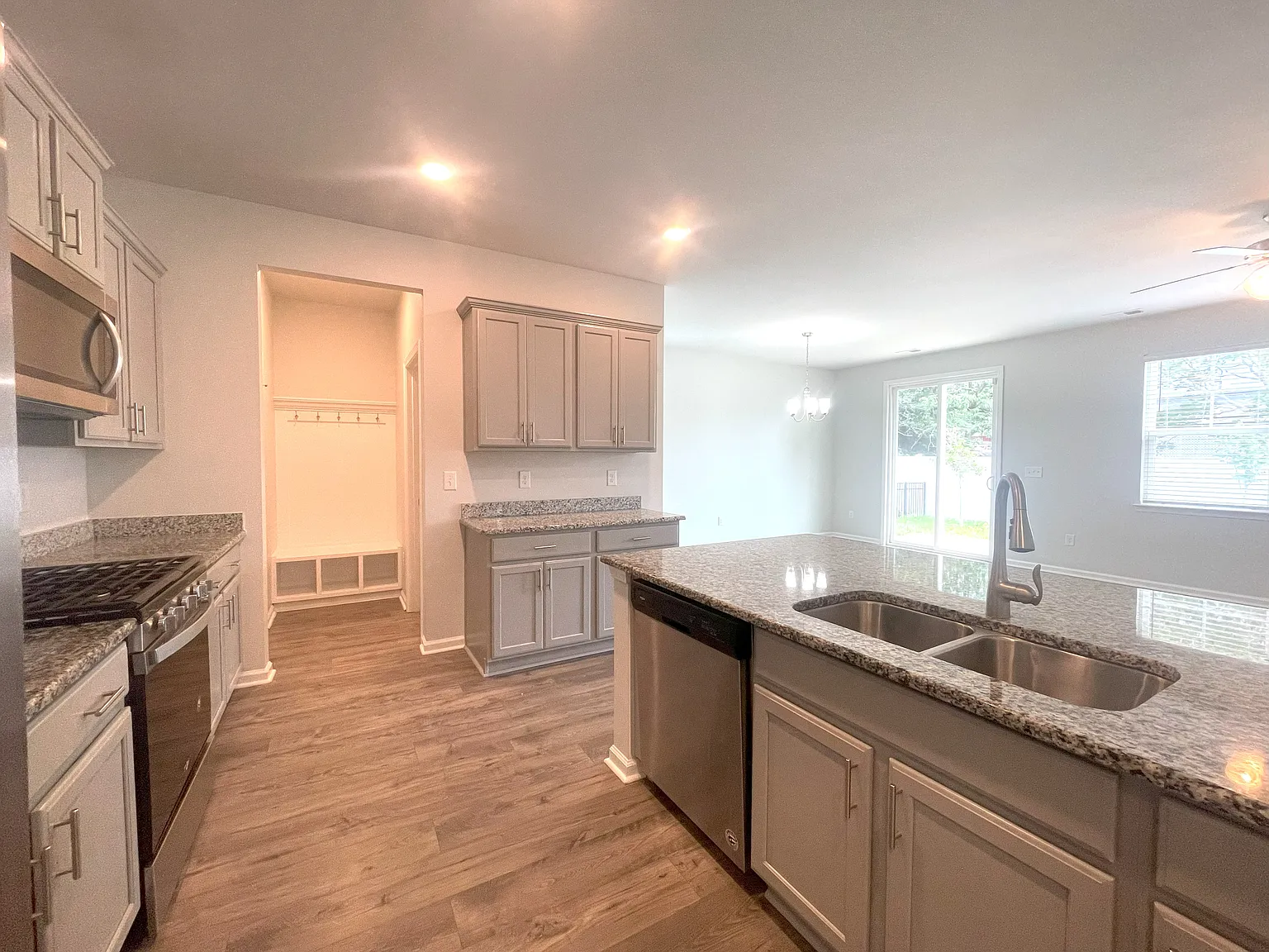 4 bed, 2.5 bath, 2271 sqft, $2,425 — Photo 3