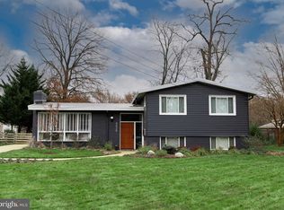 8829 Camfield Ct, Alexandria, VA 22308