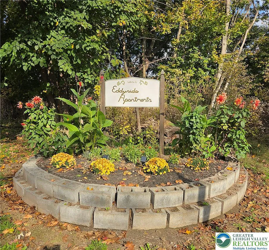 2 bed, 1.0 bath, 840 sqft, $1,700 — Photo 2