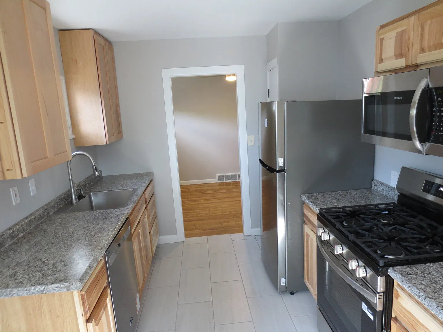 6 bed, 1644 sqft, $2,000 — Photo 2