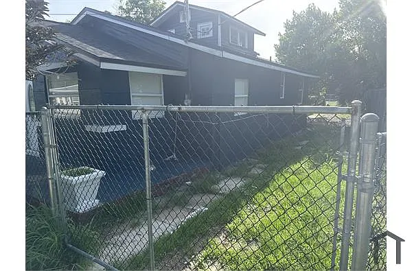 Building Photo - 911 S Pineland Ave