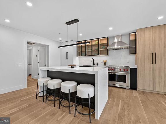 5th image of 1401 N Oak St APT 903