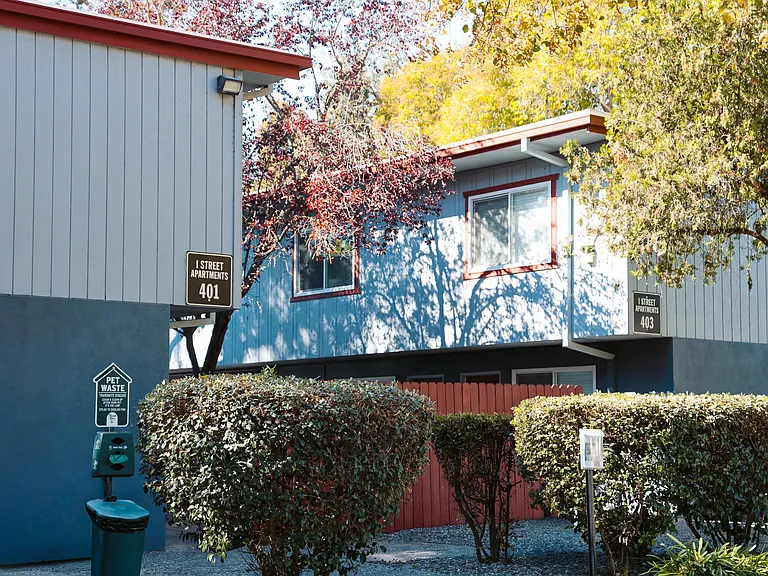 I Street Apartments — Photo 7