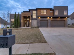 2924 Sandstone Rdg, Edmond, OK 73034