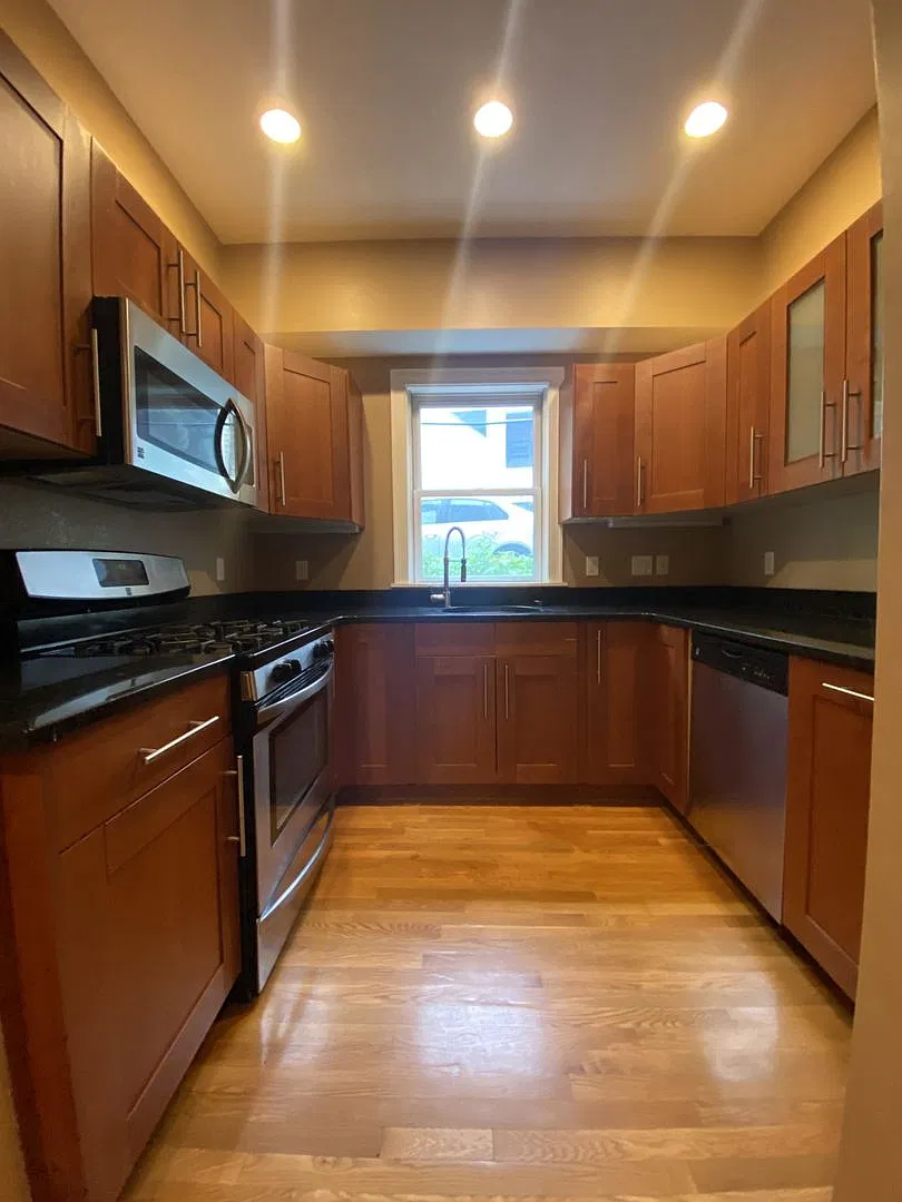 Huge, Renovated Brookline / Washington Square 4 Bed/2 Bath on Beacon. Pet Friendly, Students Welcome — Photo 3