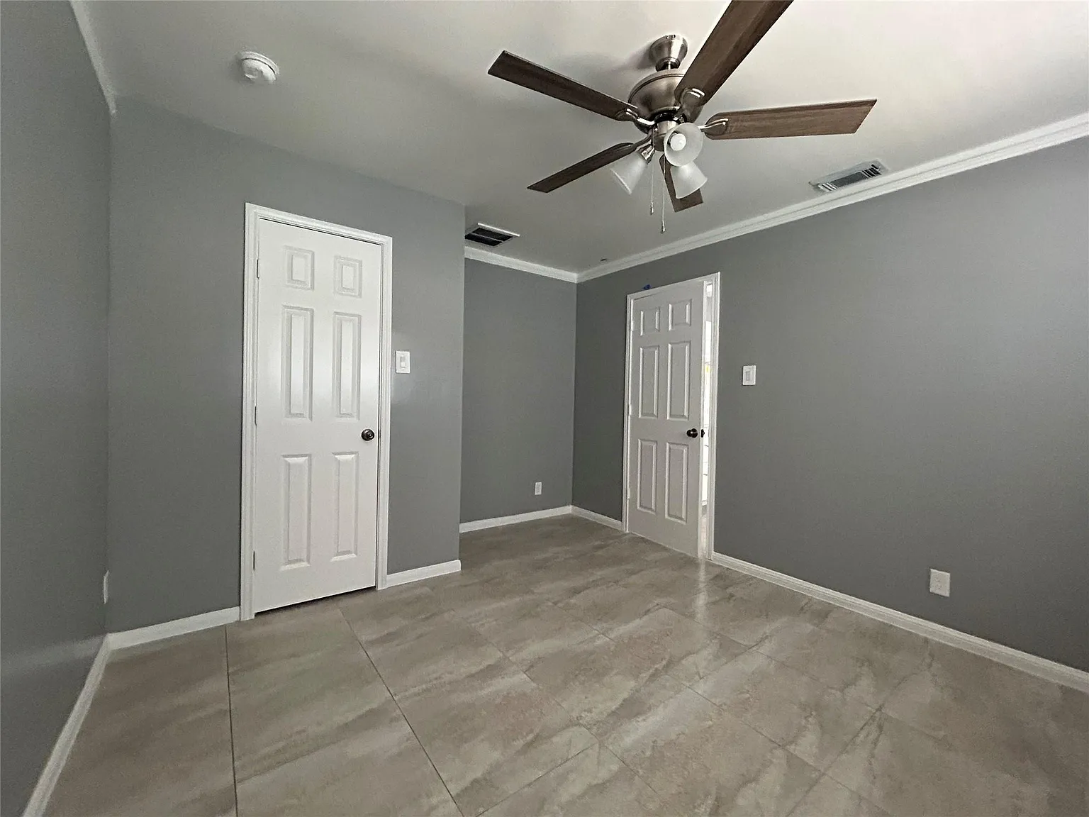 4 bed, 2.0 bath, 2216 sqft, $2,000 — Photo 3