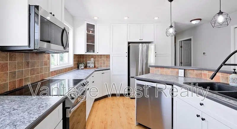 3 bed, 2.0 bath, 1575 sqft, $2,600 — Photo 3