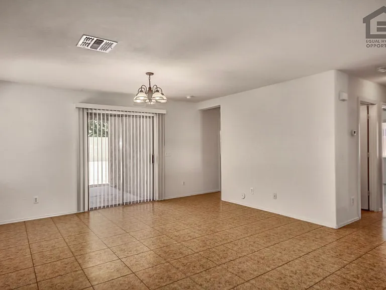 7407 S Sunrise Way — Photo 4