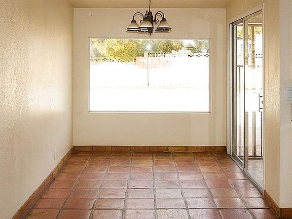 Sunny breakfast/dining room