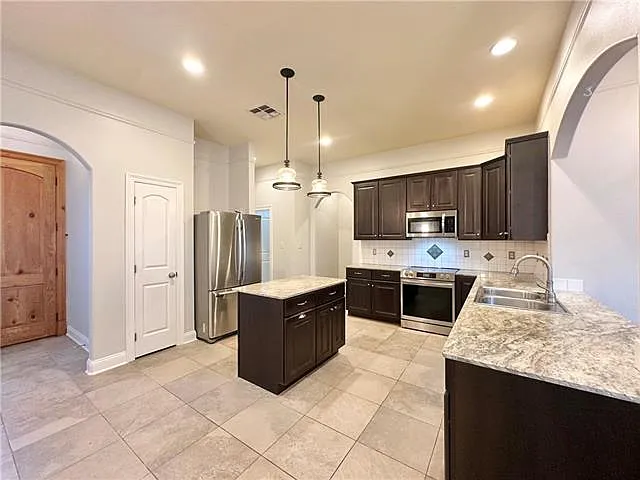 3 bed, 2.5 bath, 1640 sqft, $2,000 — Photo 4