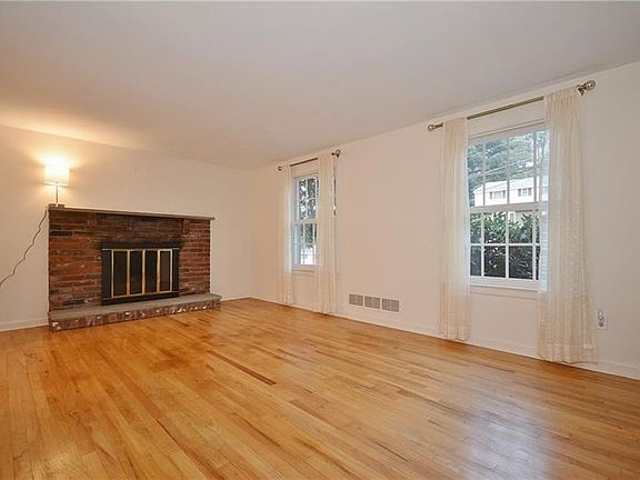 5th image of 966 Vista Glen Dr
