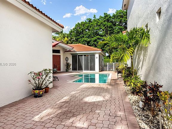 4th image of 1221 Bel Aire Dr E