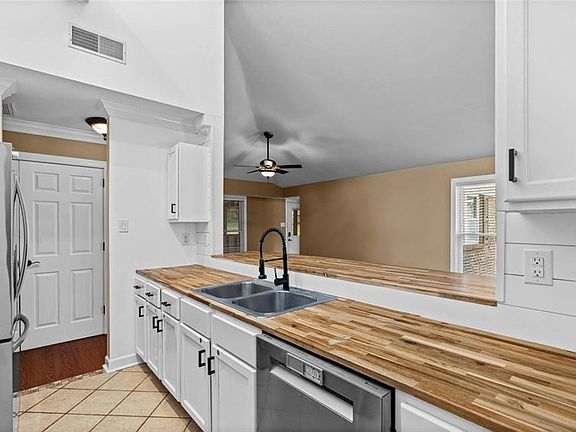 4th image of 3520 Creekway Rd