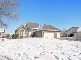 9212 Queens Gdns N, Minneapolis, MN 55443