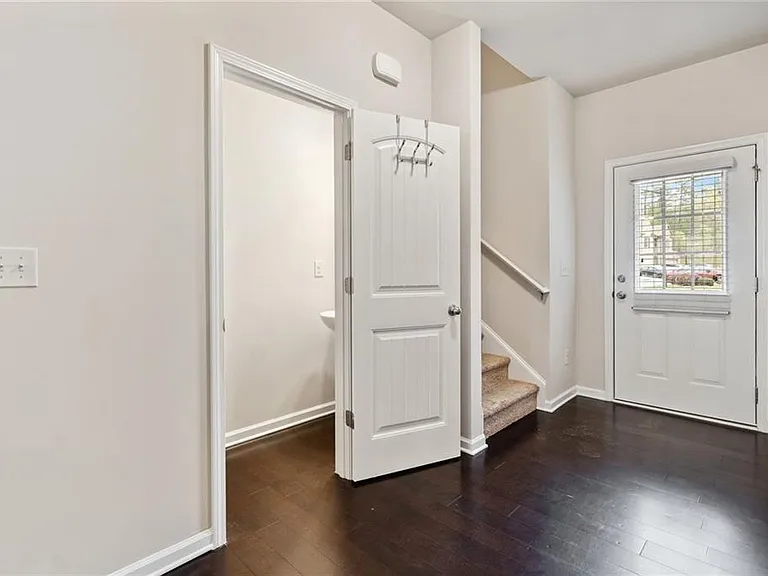 371 Franklin Ln — Photo 2