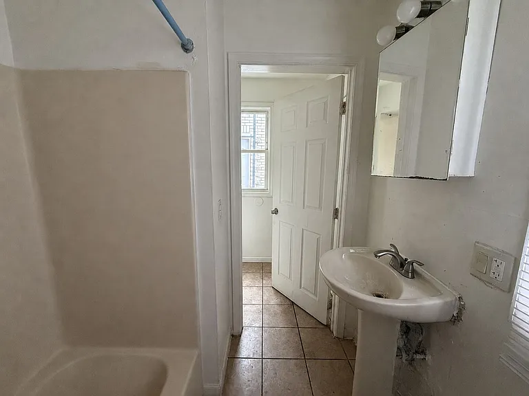 518 W Tilghman St — Photo 12