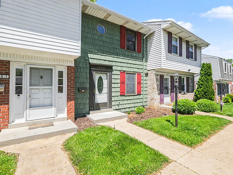 933 E Maple St — Photo 2