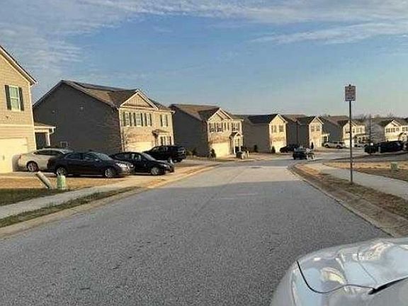 Exterior Neighborhood (street photo)