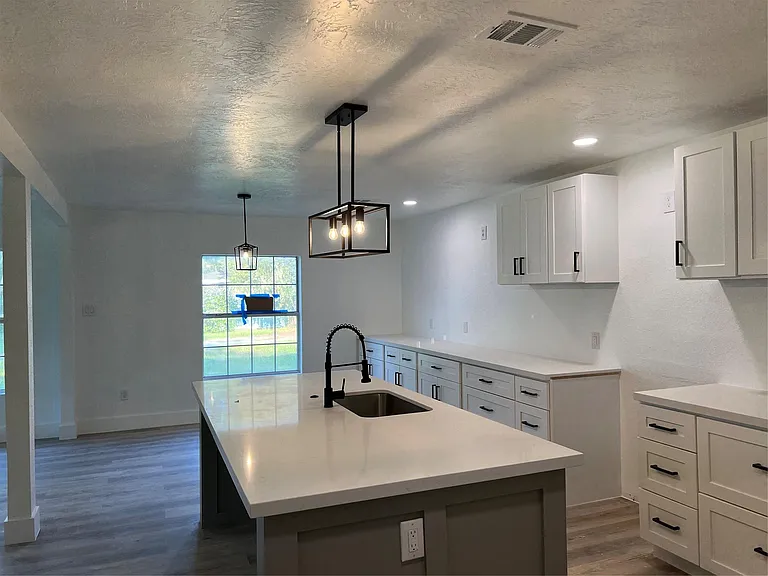 502 Independence St — Photo 2