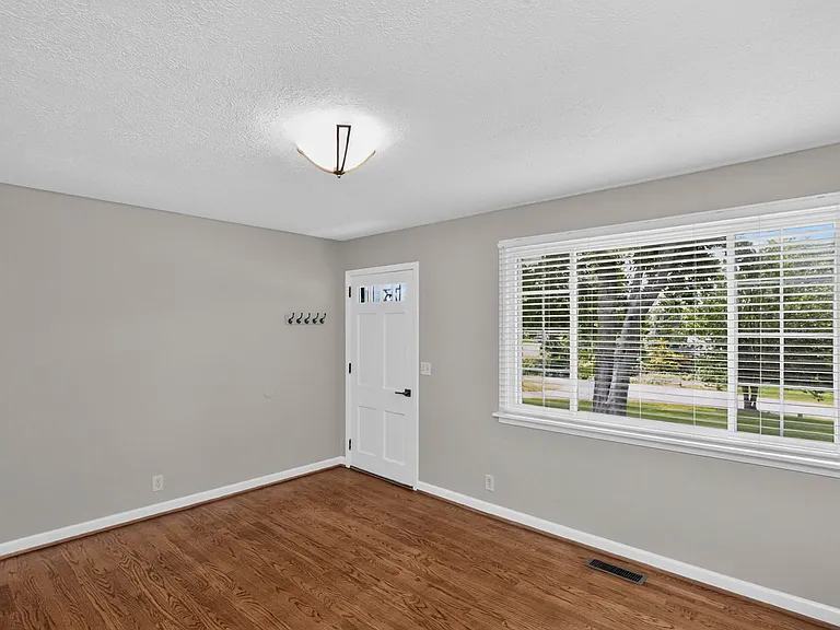 409 Woodberry Dr — Photo 5