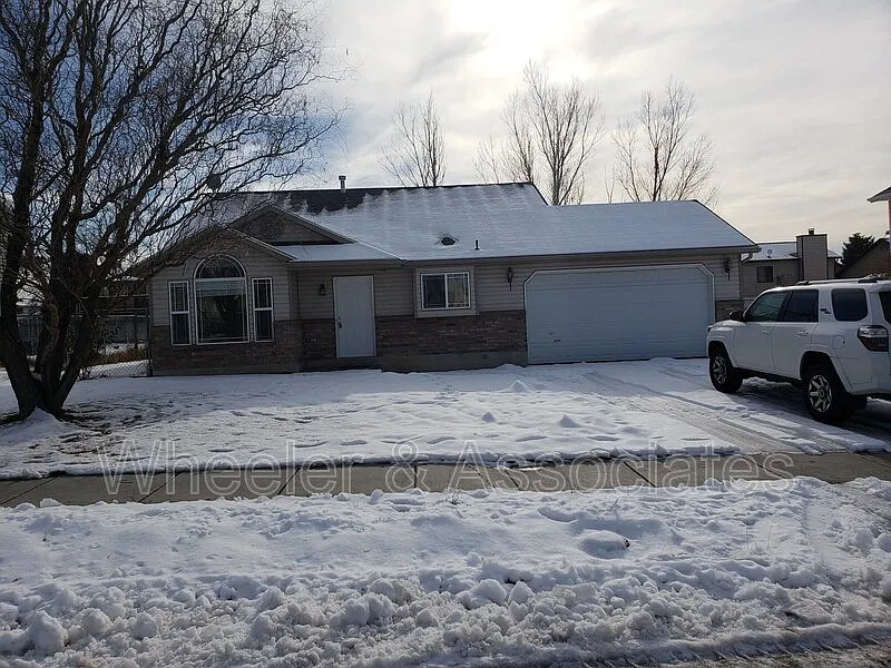 3 bed, 2.0 bath, 1600 sqft, $1,745 — Photo 1