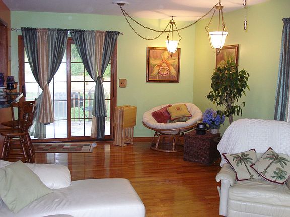 Family room w/hardwood facing rear slider