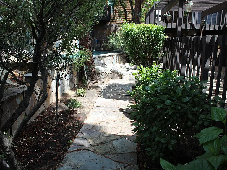 4301 Flintridge Dr — Photo 44