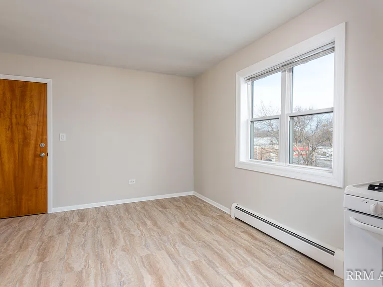 116 W Austin Ave #B — Photo 4