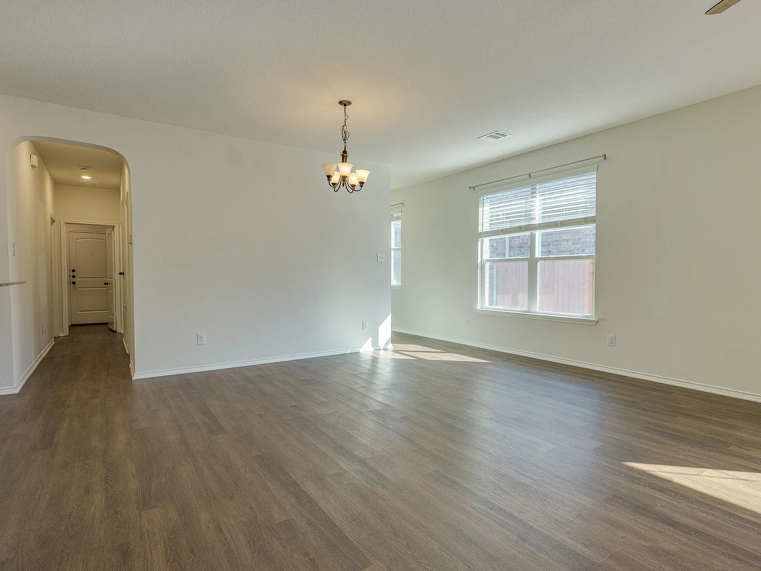 3 bed, 2.0 bath, 1650 sqft, $2,200 — Photo 4