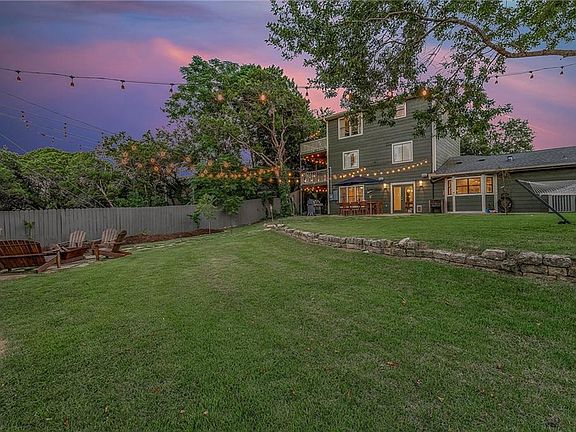 3rd image of 3902 Lago Vista Dr
