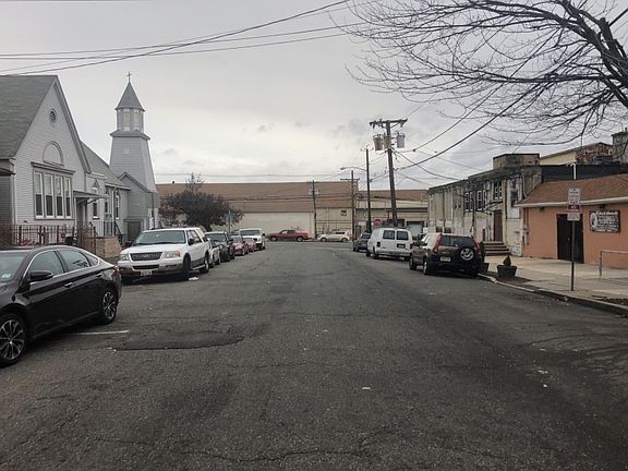 5th image of 899-901 Clifton Ave