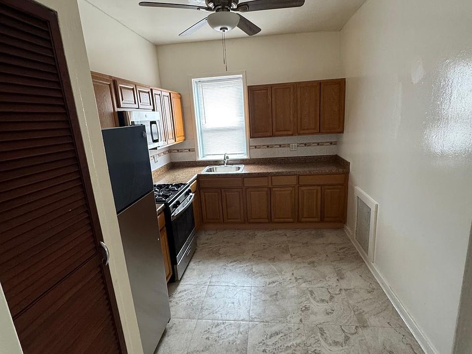 2nd image of 682 Morris Park Ave #1