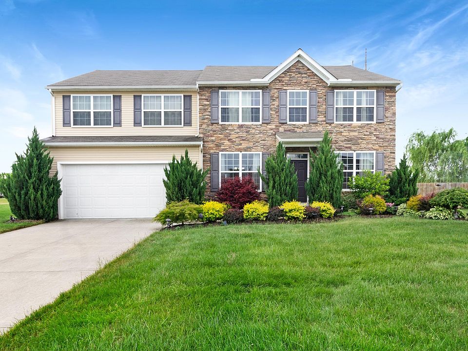 Beautiful, fully furnished home on a spacious lot