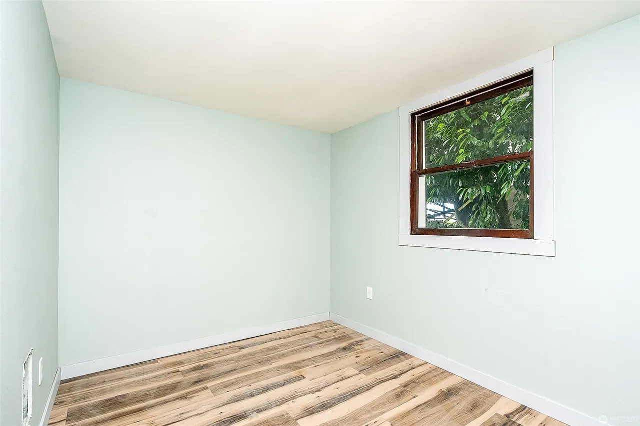 219 NE Washington Ave — Photo 3