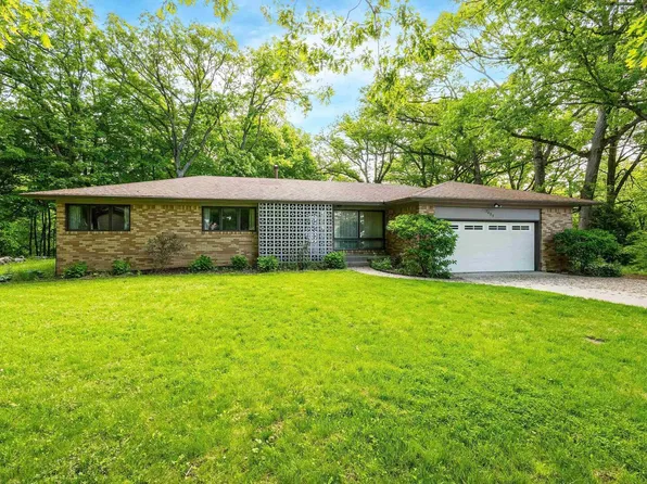 2405 Twin Oaks Ct, East Moline, IL 61244