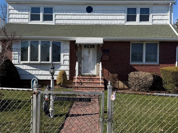 31 Lenox Ave, Westbury, NY 11590