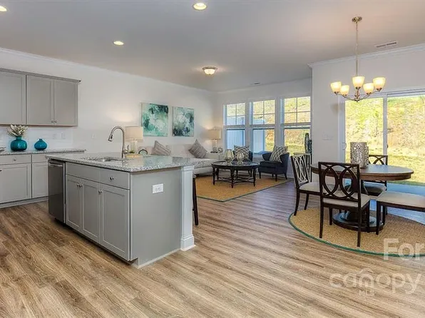 131 Creekview Rd, Hendersonville, NC 28792