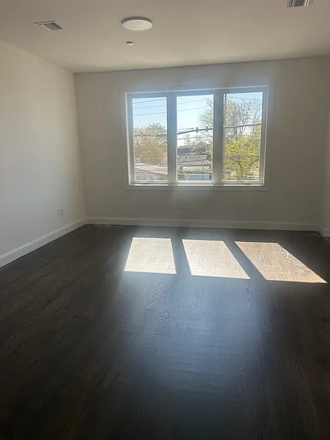 Oversized LR with tons of natural light - 4241 Hylan Blvd #2