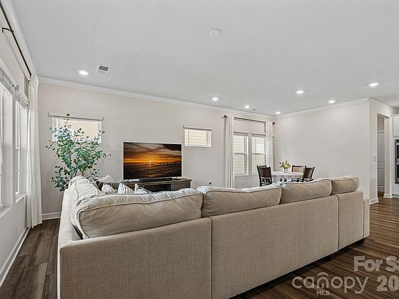 3rd image of 605 Cedar Knoll Cir
