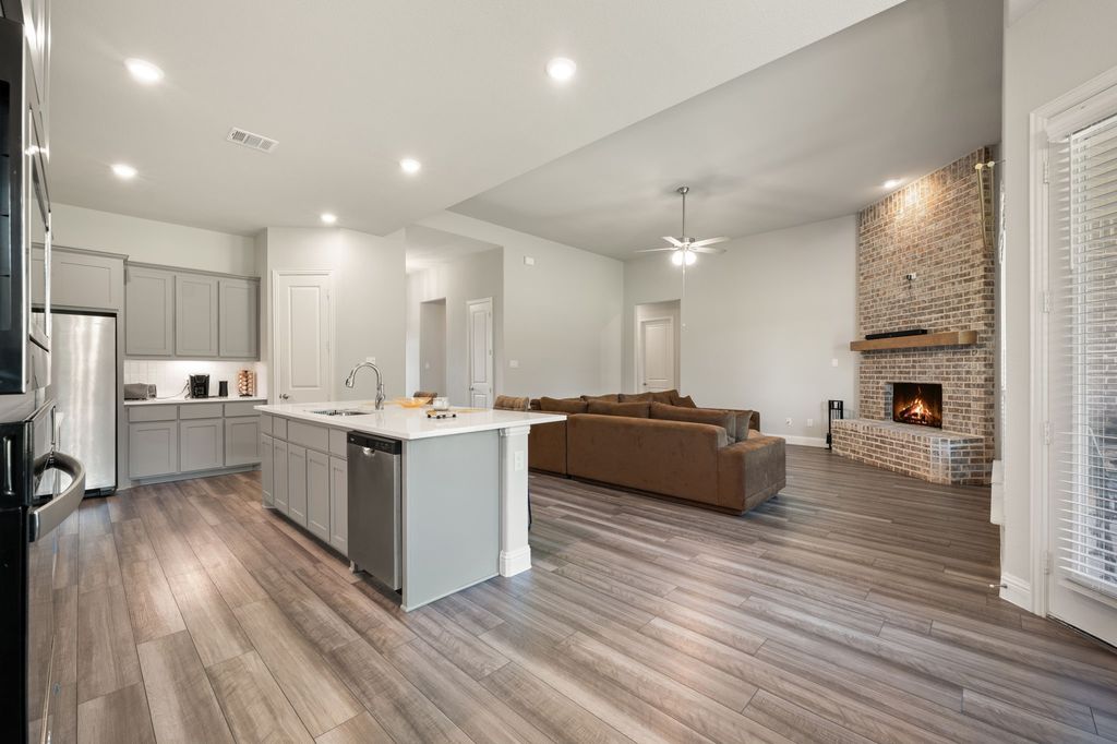 583 Crystal Lake Ln, Red Oak, TX - View 6