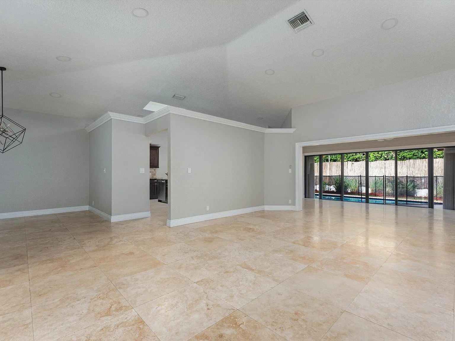 4 bed, 2.5 bath, 2373 sqft, $6,950 — Photo 4