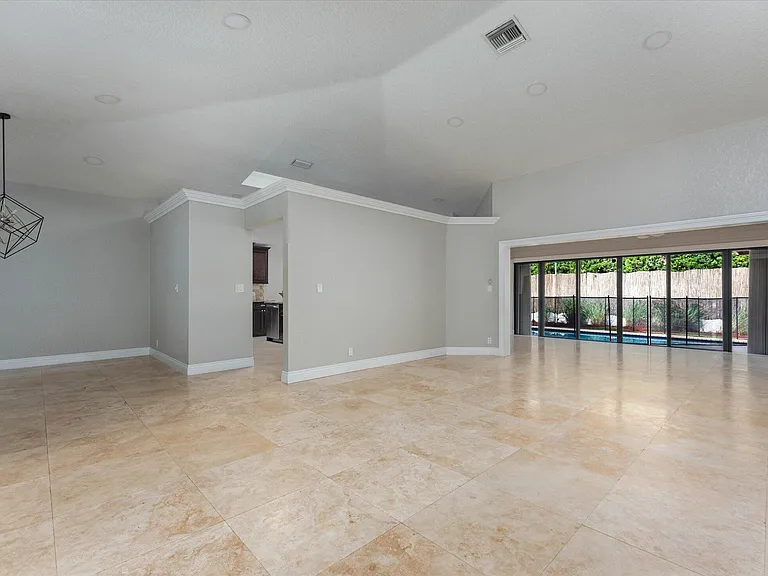 1598 SW 5th Ave — Photo 4