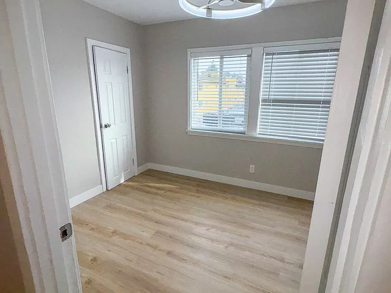 527 Hyde Park Blvd — Photo 13